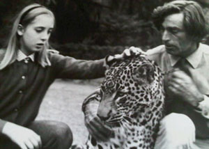 foto di Francesco Baschieri Salvadori, biologo e vice-direttore del Giardino Zoologico, con la figlia Cecilia e il leopardo Blacke
