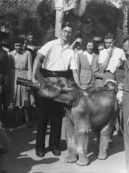 foto di Enrico Stella, poi famoso entomologo, con l'elefantino Remo 4.10.1950