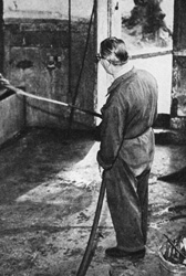 foto del guardiano fioretti durante le operazioni di pulizia, 1956