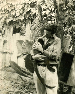 foto del naturalista Guglielmo Mangili con una scimmia ragno