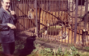 foto di Giovanni Bonotti con le tigri reali Shere Khan e Cipollina, 1978.