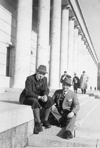 foto dell'architetto Raffaele de Vico (a destra) durante una visita a Berlino